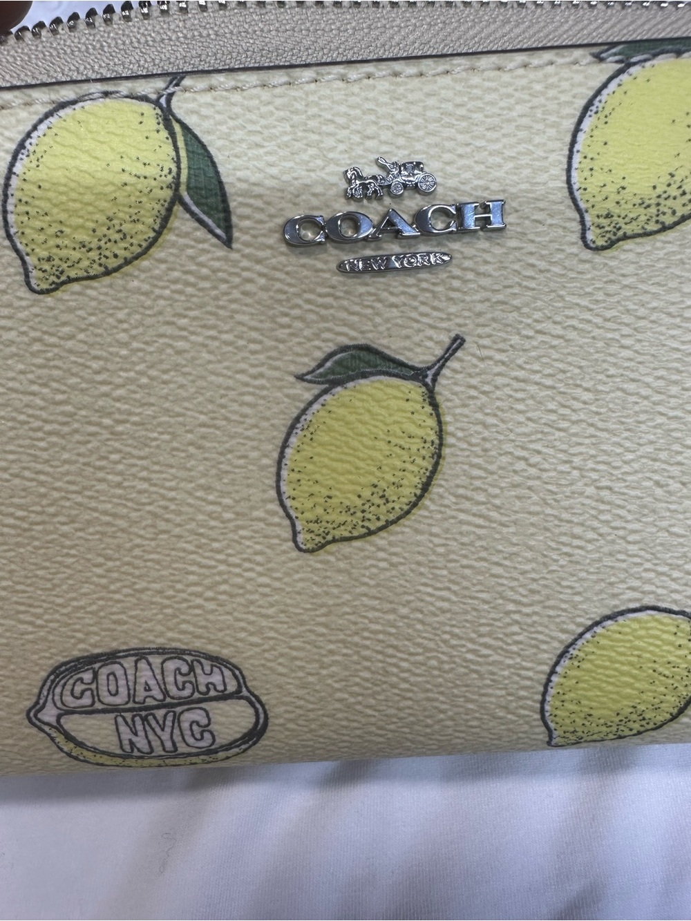 Coach
LONG ZIP AROUND WALLET WITH LEMON PRINT . New no tag - Picture 5 of 6